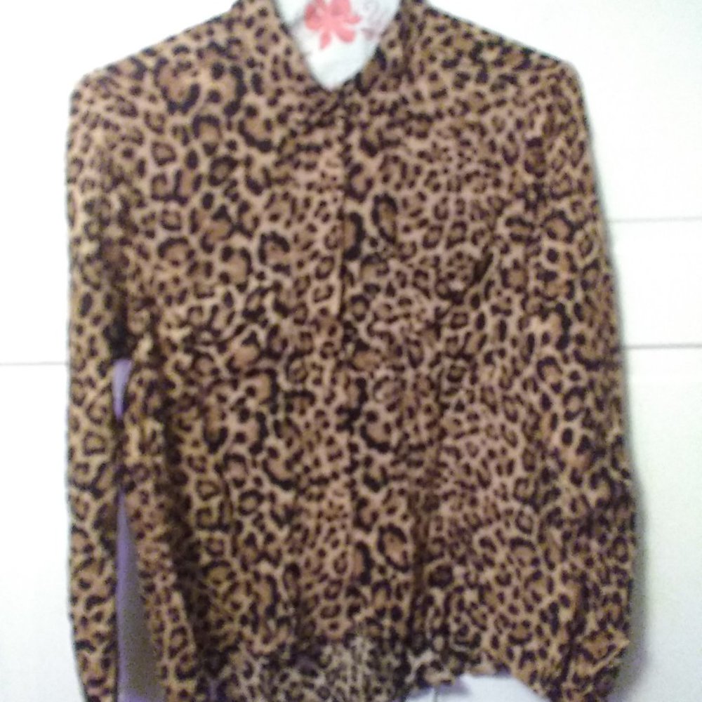 Sacrlett Jo sheen -feel Leopard Print Blouse